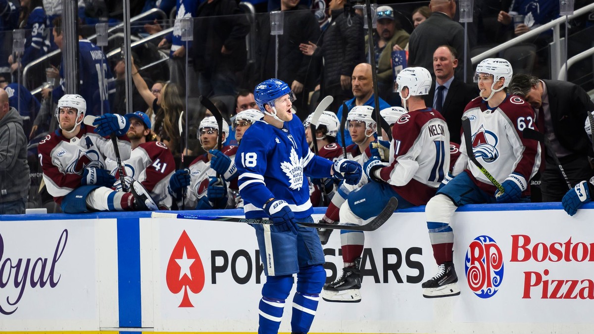 Hokejista Toronta Maple Leafs Steven Lorentz sa teší z gólu.