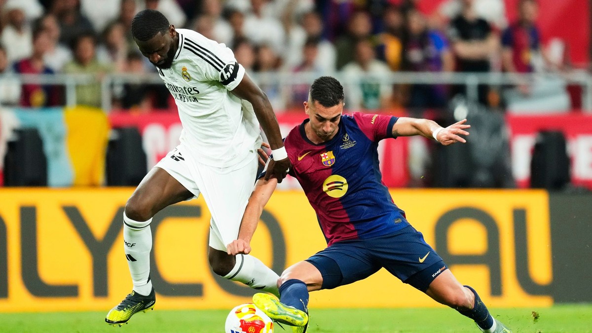 Realu Madrid Antonio Rüdiger (vľavo) a Ferran Torres z FC Barcelony v súboji o loptu
