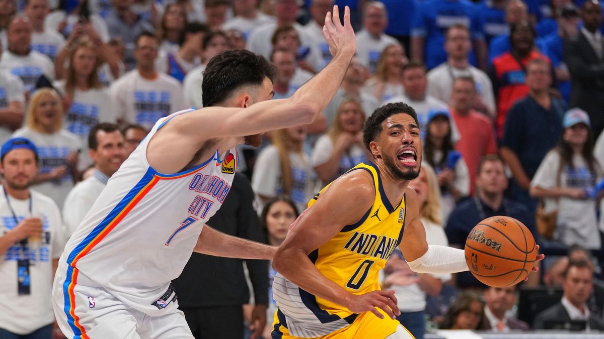 Tyrese Haliburton (vpravo) v súboji s Chetom Holmgrenom vo finále NBA 2024/2025.