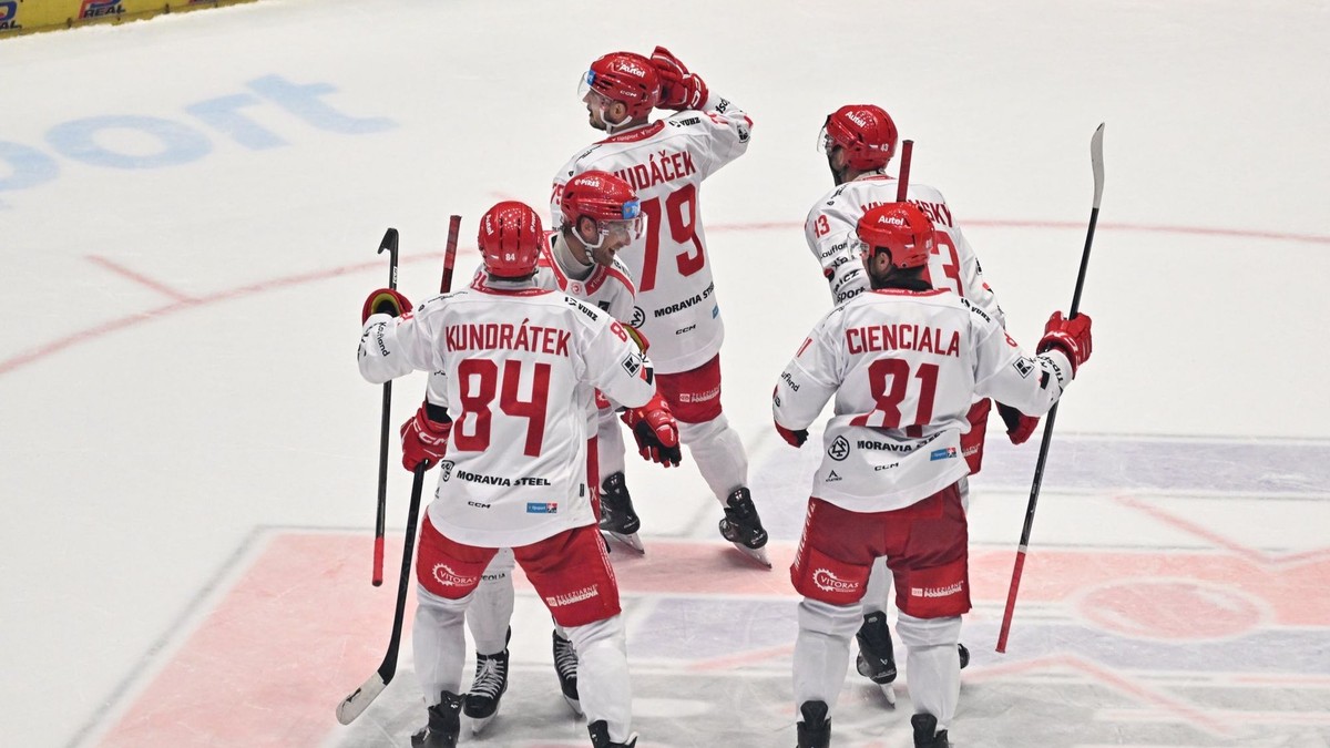 Libor Hudáček oslavuje gól v zápase Pardubice - Třinec. 