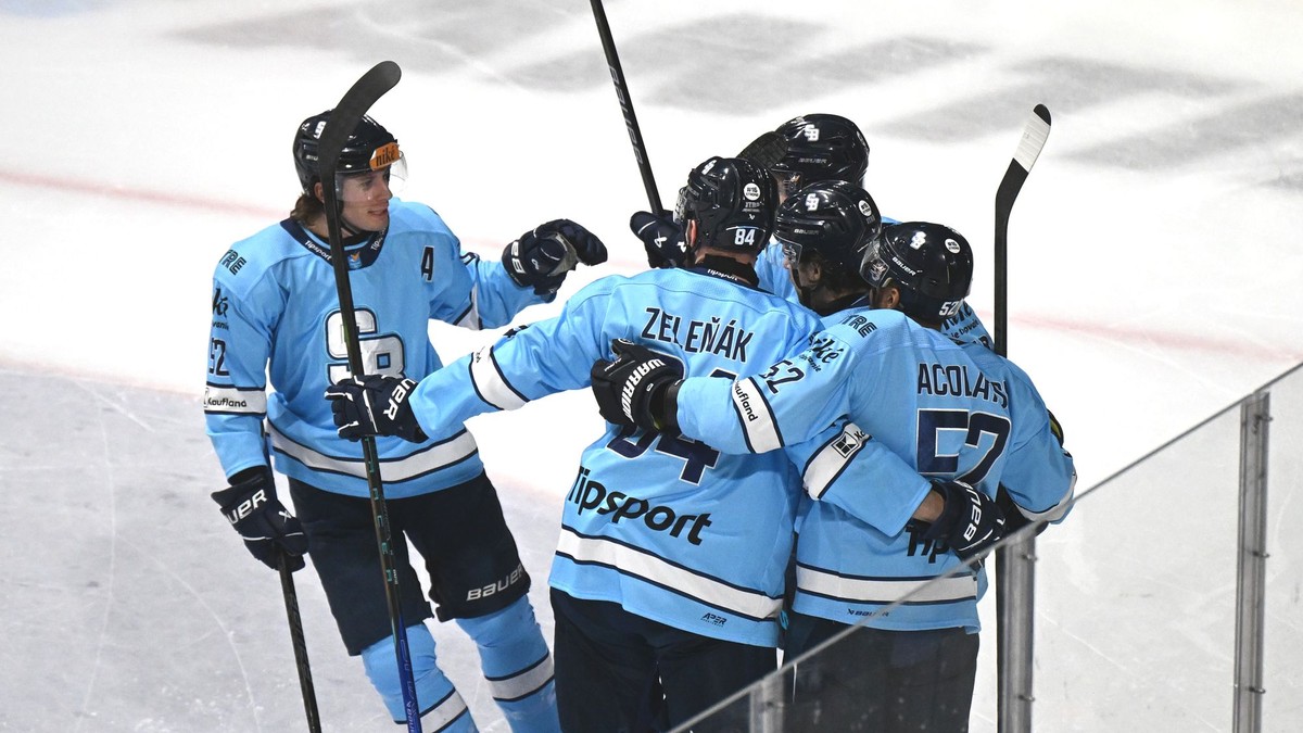 Na snímke gólová radosť hráčov Bratislavy.