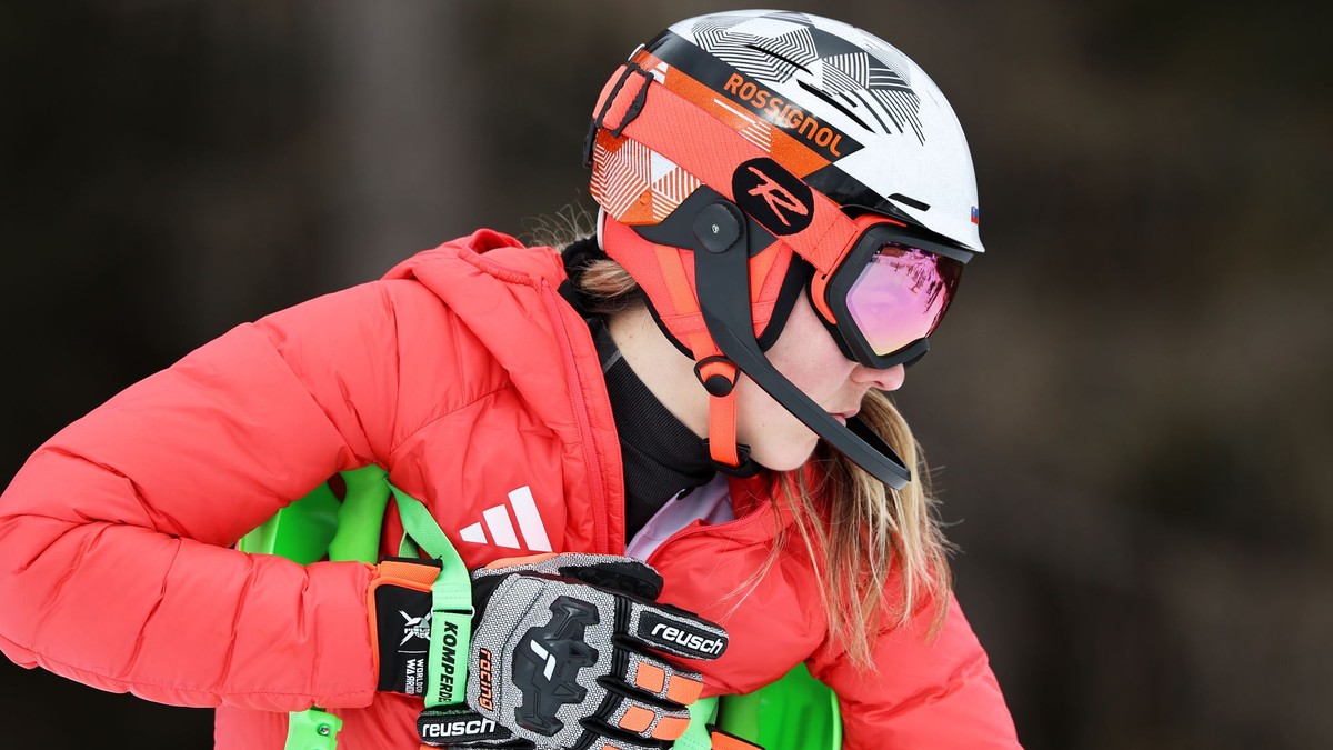 Petra Vlhová počas prehliadky trate pred tímovou súťažou na ZOH 2026.