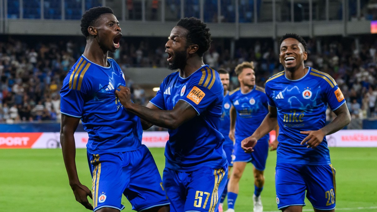 Zľava Suleiman Camara Sanneh (Slovan), Sandro Cruz (Slovan) a Cesar Blackman (Slovan) sa tešia z gólu