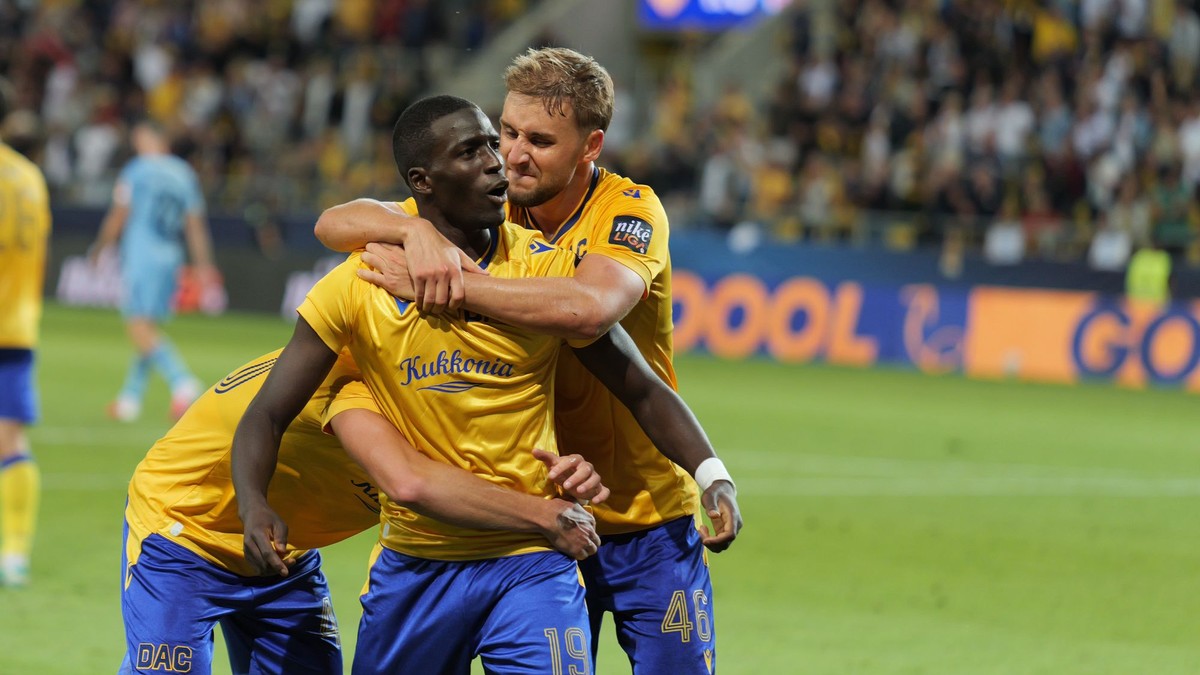 Druhý vpravo hráč Alioune Sylla (DAC) a jeho spoluhráč Matej Trusa sa tešia z gólu