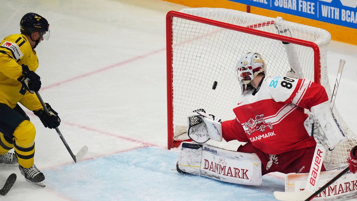 Švéd Mikael Backlund dáva gól Dánsku v zápase o bronz na MS v hokeji 2025.