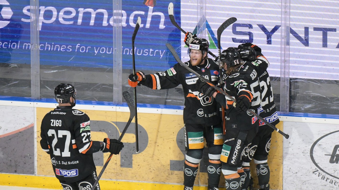 Hokejisti HC Košice sa tešia po strelenom góle proti HK Nitra v 7. zápase finále play-off Tipos extraligy 2024/2025.