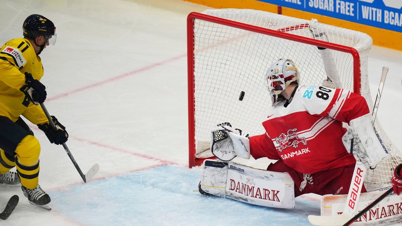 Švéd Mikael Backlund dáva gól Dánsku v zápase o bronz na MS v hokeji 2025.