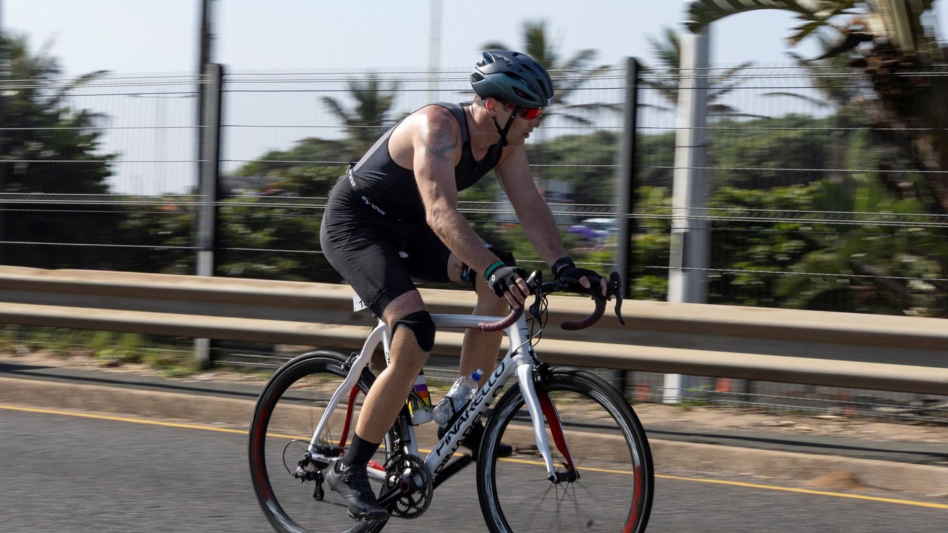 Oscar Pistorius na bicykli počas triatlonu.