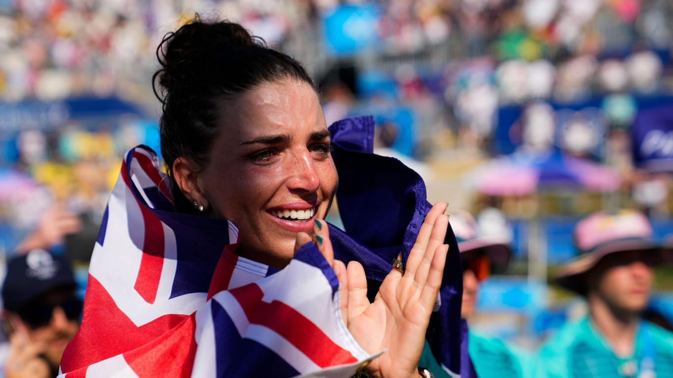 Na archívnej snímke Jessica Foxová oslavuje víťazstvo svojej sestry Noemie Foxovej z Austrálie po zisku zlatej medaily vo finále ženského kajakkrosu na letných olympijských hrách.