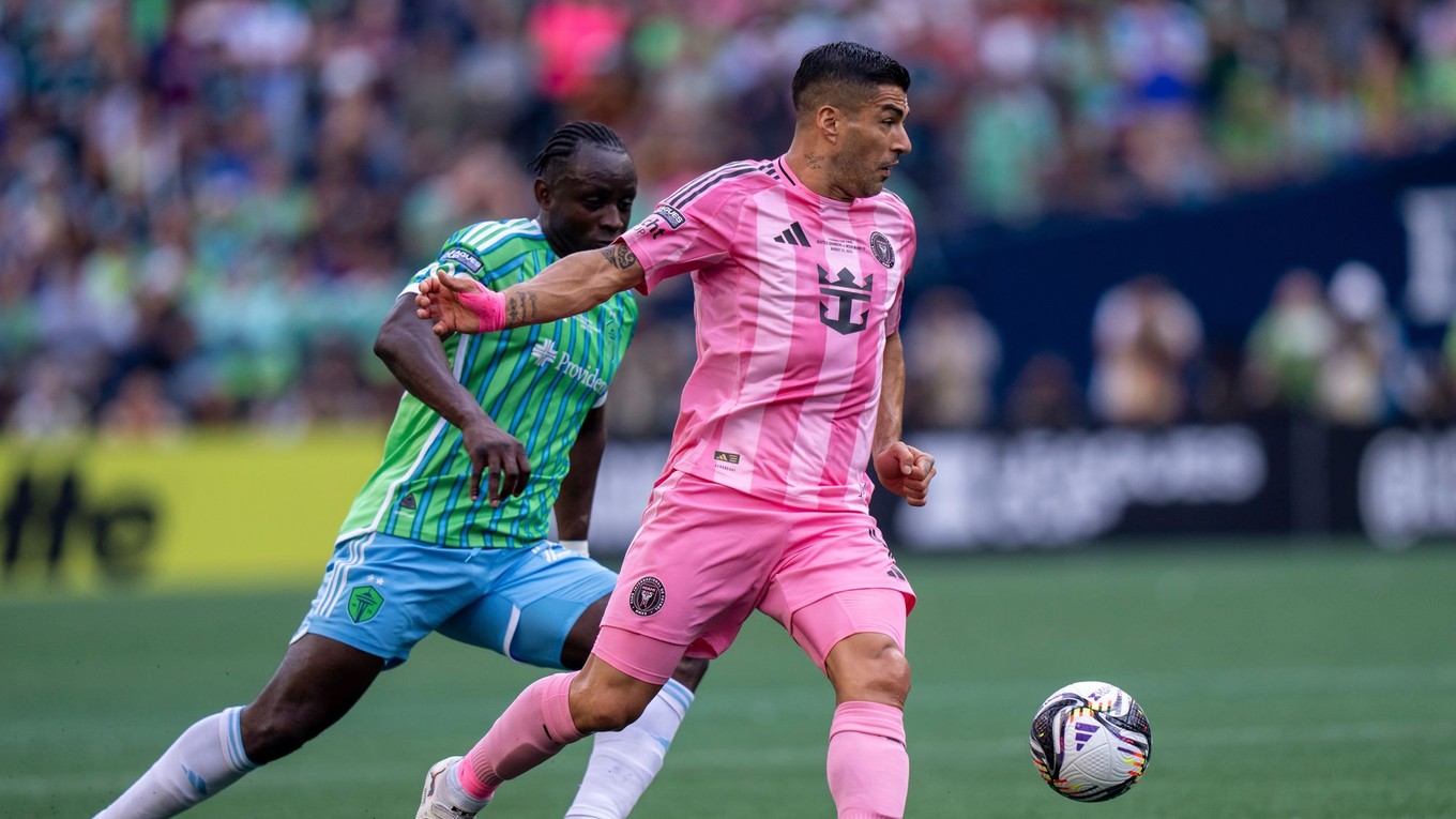 Luis Suárez (Inter Miami) v súboji proti Yeimarovi Gomezovi zo Seattle Sounders počas finále Legues Cup 2025.