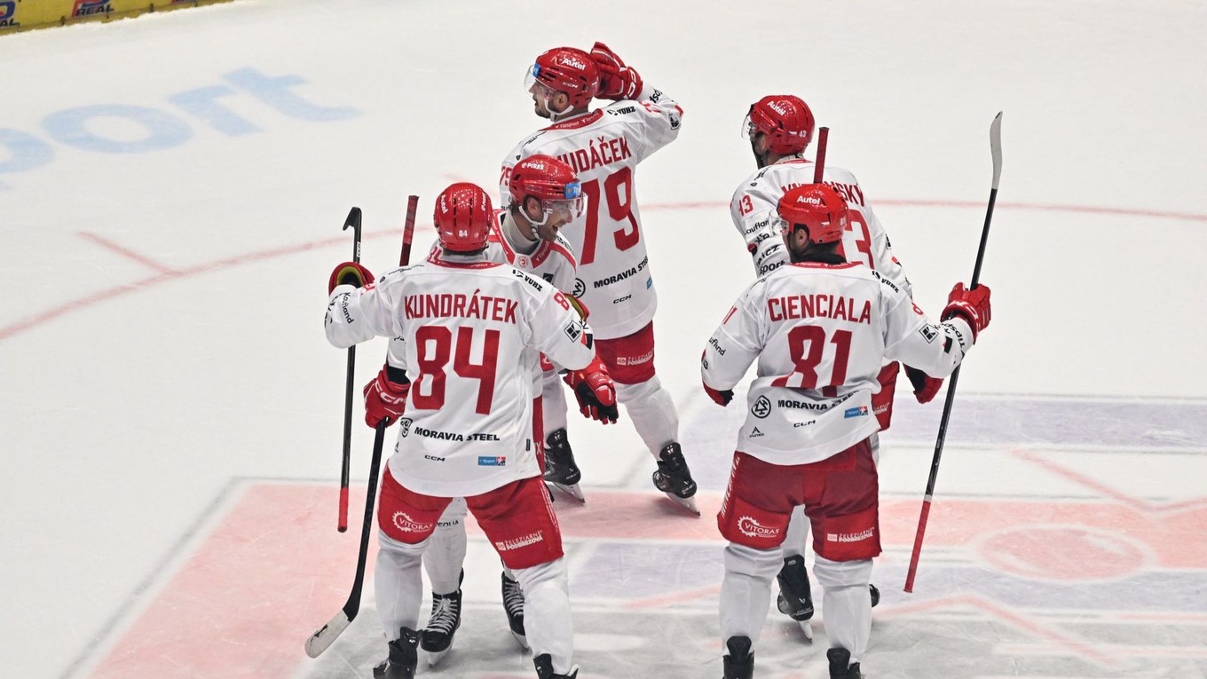 Libor Hudáček oslavuje gól v zápase Pardubice - Třinec. 