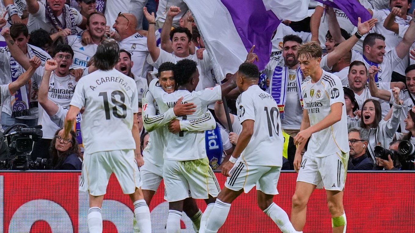 Jude Bellingham oslavuje gól v sieti FC Barcelona.