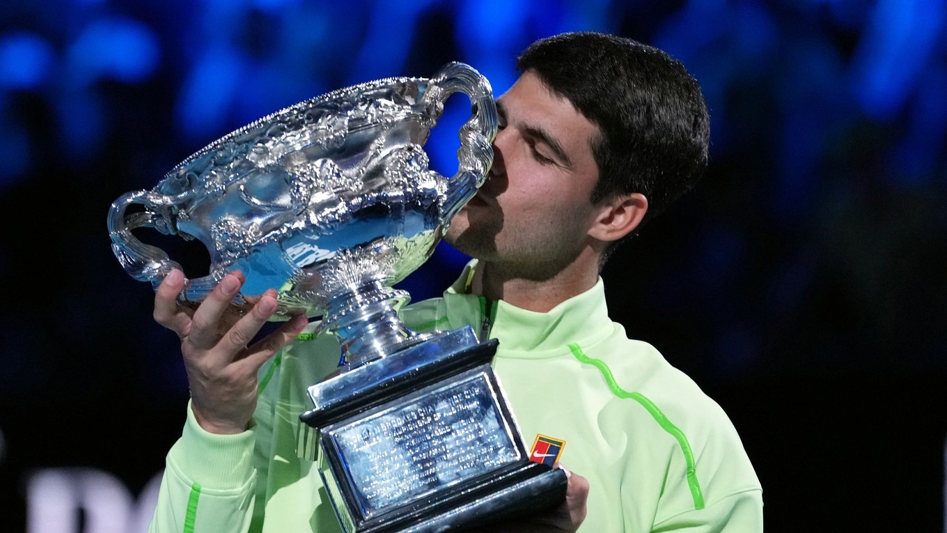Carlos Alcaraz s trofejou pre víťaza Australian Open 2026. 