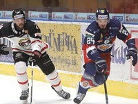 Zľava Reece Scarlett (Banská Bystrica) a Peter Zuzin (Zvolen) počas zápasu 41. kola Tipos extraligy HKM Zvolen - HC MONACObet Banská Bystrica.