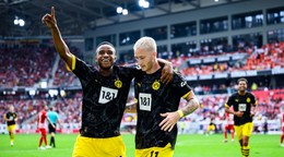 Marco Reus (vpravo) a Youssoufa Moukoko sa tešia po strelenom góle v zápase SC Freiburg - Borussia Dortmund.