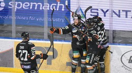 Hokejisti HC Košice sa tešia po strelenom góle proti HK Nitra v 7. zápase finále play-off Tipos extraligy 2024/2025.