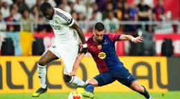 Realu Madrid Antonio Rüdiger (vľavo) a Ferran Torres z FC Barcelony v súboji o loptu