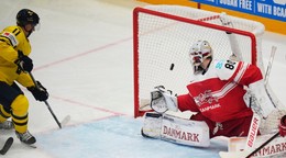 Švéd Mikael Backlund dáva gól Dánsku v zápase o bronz na MS v hokeji 2025.