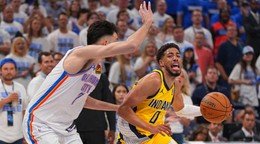 Tyrese Haliburton (vpravo) v súboji s Chetom Holmgrenom vo finále NBA 2024/2025.