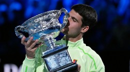 Carlos Alcaraz s trofejou pre víťaza Australian Open 2026.