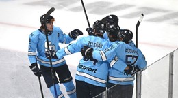 Na snímke gólová radosť hráčov Bratislavy.