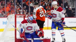 Na snímke hokejista Philadelphie Flyers Alex Bump (20) a hráči Montrealu brankár Jakub Dobeš (75) a jeho spoluhráč Ivan Demidov (93).
