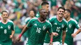 Futbalista Mexika Julian Quinones (16) sa teší z gólu v dueli Mexiko – Juhoafrická republika na MS 2026.