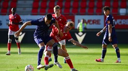 Tadeáš Hájovský z Trenčína a Filip Kiss z Komárna bojujú o loptu v zápase 1. kola futbalovej Niké ligy.