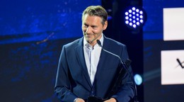 Tréner slovenskej mužskej hokejovej reprezentácie Vladimír Országh si preberá cenu pre najlepšieho trénera počas slávnostného galavečera Hokejista roka 2026.