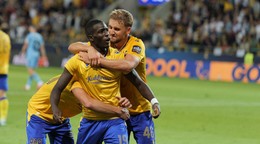 Druhý vpravo hráč Alioune Sylla (DAC) a jeho spoluhráč Matej Trusa sa tešia z gólu
