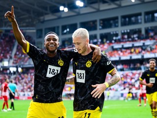 Marco Reus (vpravo) a Youssoufa Moukoko sa tešia po strelenom góle v zápase SC Freiburg - Borussia Dortmund.