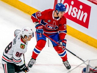 Connor Bedard a Juraj Slafkovský v zápase Montreal Canadiens - Chicago Blackhawks.