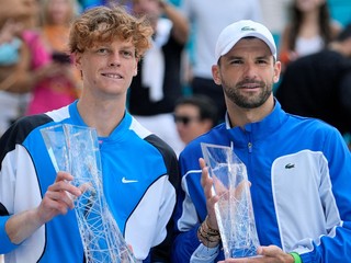 Jannik Sinner a Grigor Dimitrov po finále v Miami. 