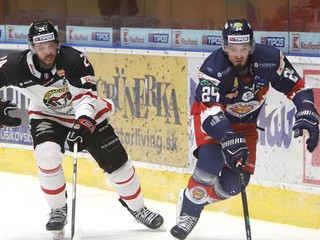 Zľava Reece Scarlett (Banská Bystrica) a Peter Zuzin (Zvolen) počas zápasu 41. kola Tipos extraligy HKM Zvolen - HC MONACObet Banská Bystrica.