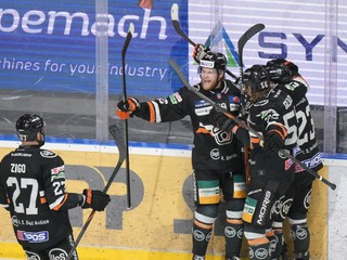 Hokejisti HC Košice sa tešia po strelenom góle proti HK Nitra v 7. zápase finále play-off Tipos extraligy 2024/2025.