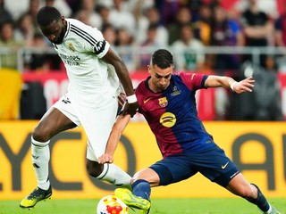 Realu Madrid Antonio Rüdiger (vľavo) a Ferran Torres z FC Barcelony v súboji o loptu