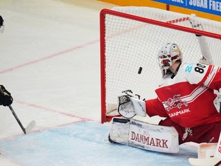 Švéd Mikael Backlund dáva gól Dánsku v zápase o bronz na MS v hokeji 2025.