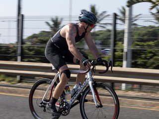 Oscar Pistorius na bicykli počas triatlonu.