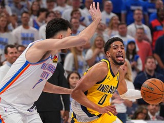 Tyrese Haliburton (vpravo) v súboji s Chetom Holmgrenom vo finále NBA 2024/2025.