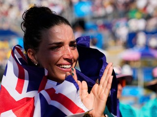 Na archívnej snímke Jessica Foxová oslavuje víťazstvo svojej sestry Noemie Foxovej z Austrálie po zisku zlatej medaily vo finále ženského kajakkrosu na letných olympijských hrách.