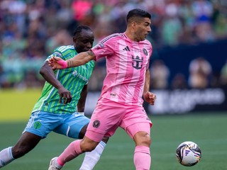 Luis Suárez (Inter Miami) v súboji proti Yeimarovi Gomezovi zo Seattle Sounders počas finále Legues Cup 2025.
