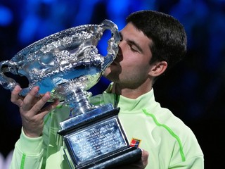 Carlos Alcaraz s trofejou pre víťaza Australian Open 2026.