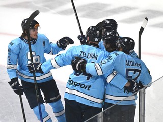 Na snímke gólová radosť hráčov Bratislavy.