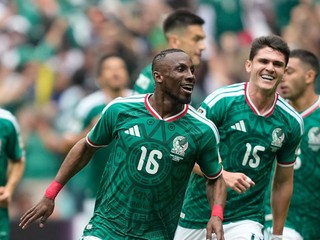 Futbalista Mexika Julian Quinones (16) sa teší z gólu v dueli Mexiko – Juhoafrická republika na MS 2026.