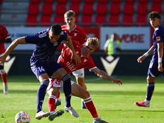 Tadeáš Hájovský z Trenčína a Filip Kiss z Komárna bojujú o loptu v zápase 1. kola futbalovej Niké ligy.