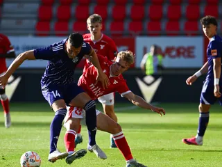 Tadeáš Hájovský z Trenčína a Filip Kiss z Komárna bojujú o loptu v zápase 1. kola futbalovej Niké ligy.