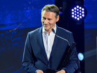 Tréner slovenskej mužskej hokejovej reprezentácie Vladimír Országh si preberá cenu pre najlepšieho trénera počas slávnostného galavečera Hokejista roka 2026.