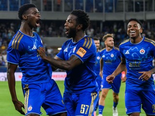 Zľava Suleiman Camara Sanneh (Slovan), Sandro Cruz (Slovan) a Cesar Blackman (Slovan) sa tešia z gólu