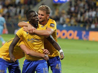 Druhý vpravo hráč Alioune Sylla (DAC) a jeho spoluhráč Matej Trusa sa tešia z gólu