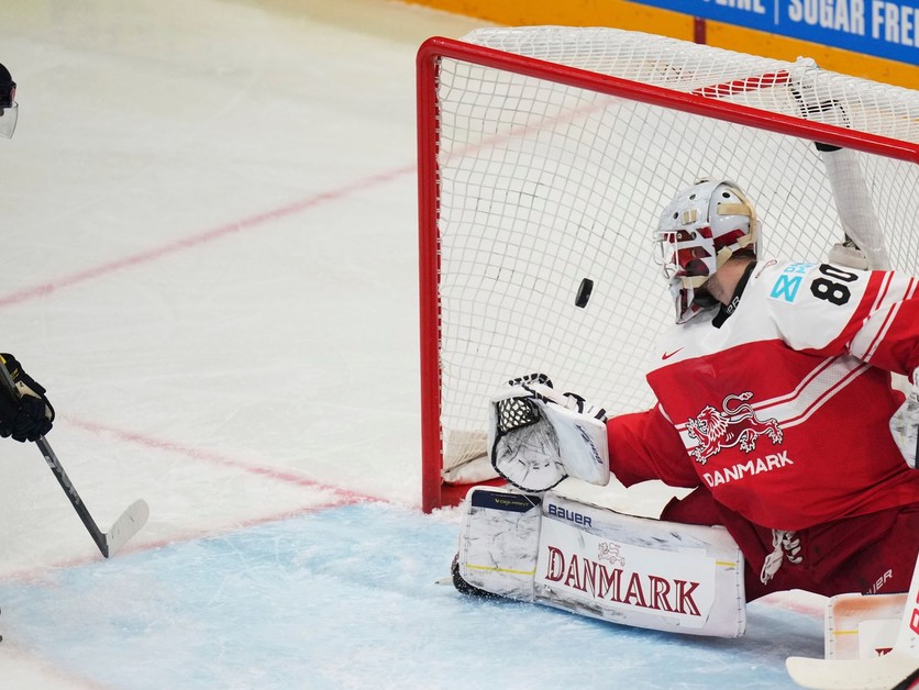 Švéd Mikael Backlund dáva gól Dánsku v zápase o bronz na MS v hokeji 2025.